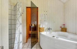 Ванная комната в Holiday Home Nordborg 18 With Hot Tub +28 фотографий