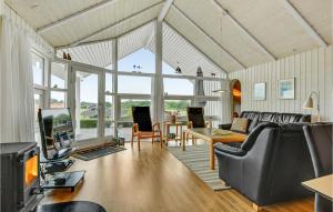 Телевизор и/или развлекательный центр в Holiday Home Nordborg 18 With Hot Tub