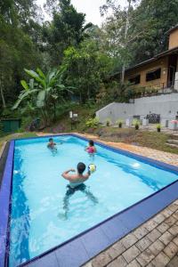 un grupo de personas jugando en una piscina en Kuru Ganga Villa, en Eratnagoda