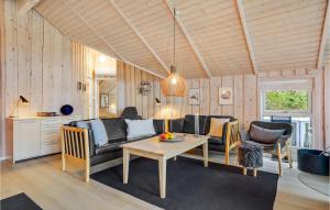 エーベルトフトにあるNice Home In Ebeltoft With 3 Bedrooms, Sauna And Wifiのリビングルーム(ソファ、テーブル付)
