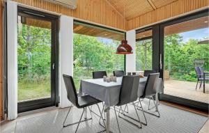 ein Esszimmer mit Tisch und Stühlen in der Unterkunft Three-Bedroom Holiday Home In Ebeltoft in Ebeltoft