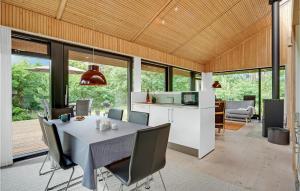 eine Küche und ein Esszimmer mit Tisch und Stühlen in der Unterkunft Three-Bedroom Holiday Home In Ebeltoft in Ebeltoft