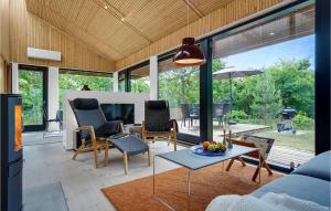 ein Wohnzimmer mit Sofa, Stühlen und einem Tisch in der Unterkunft Three-Bedroom Holiday Home In Ebeltoft in Ebeltoft