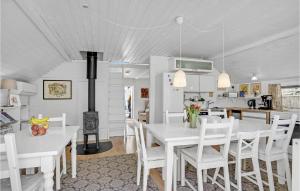 cocina y comedor con mesas y sillas blancas en 2 Bedroom Lovely Home In Odder, en Odder