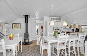 Beautiful Home In Odder With Wifi 주방 또는 간이 주방