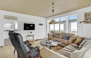 Posezení v ubytování Gorgeous Home In Ebeltoft With House Sea View