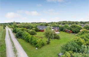 una vista aérea de una granja con una casa y árboles en Beautiful Home In Glesborg With 3 Bedrooms, en Bønnerup Strand