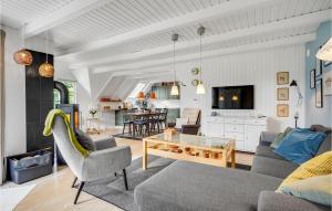 Bønnerup StrandにあるBeautiful Home In Glesborg With 3 Bedroomsのリビングルーム(ソファ、テーブル付)