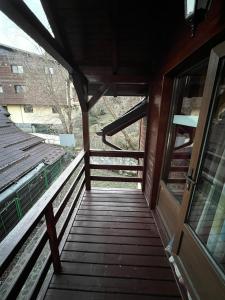 Un balcon sau o terasă la Ollie's Mountain Chalet