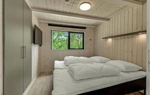 Cama o camas de una habitación en Cozy Home In Ejstrupholm