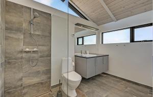 Un baño de Cozy Home In Ejstrupholm