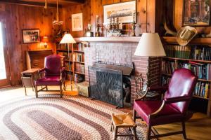 - un salon avec deux chaises et une cheminée dans l'établissement The Pelton House, à New Buffalo