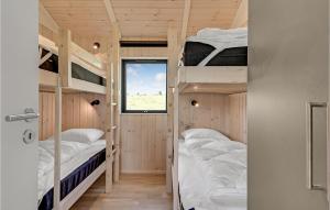 Cama o camas de una habitación en Cozy Home In Ejstrupholm