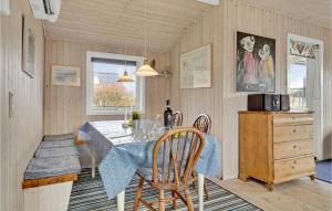 Una cocina o cocineta en 3 Bedroom Stunning Home In Juelsminde