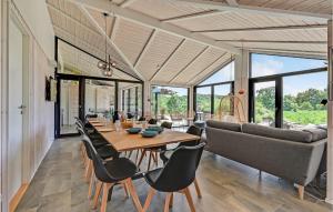 Un comedor con una mesa y sillas y un sofá. en Cozy Home In Ejstrupholm, en Ejstrup