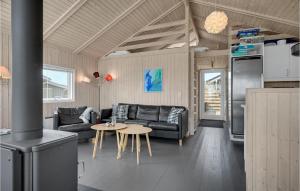 ein Wohnzimmer mit Sofas und einem Tisch in der Unterkunft Amazing Home In Malling With Wifi in Ajstrup