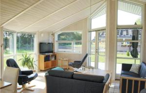 sala de estar con sofá, sillas y TV en Nice Home In Sydals With Sauna, en Skovby