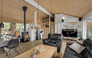 Seating area sa Awesome Home In Sydals With 5 Bedrooms, Sauna And Indoor Swimming Pool