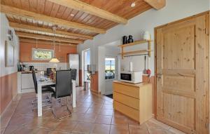 cocina con techos de madera y mesa con microondas en Amazing Home In Sydals With 3 Bedrooms And Wifi, en Høruphav
