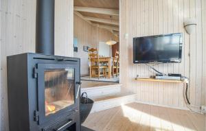 TV a/nebo společenská místnost v ubytování Beautiful Home In Ebeltoft With Wifi