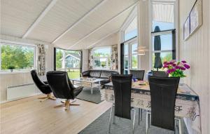 sala de estar con mesa y sillas en Gorgeous Home In Rdby With Kitchen en Kramnitse