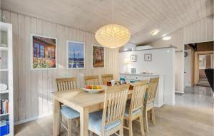 eine Küche und ein Esszimmer mit einem Holztisch und Stühlen in der Unterkunft 3 Bedroom Cozy Home In Ebeltoft in Ebeltoft