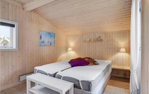 SaltumにあるBeautiful Home In Saltum With 3 Bedrooms, Sauna And Wifiの木製の壁のベッドルーム1室