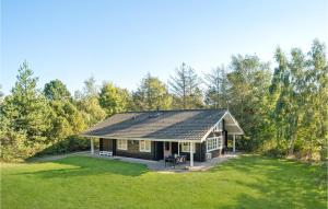 una casa con un tetto solare su un cortile di Stunning Home In Kalundborg With Kitchen a Kalundborg