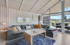 Χώρος καθιστικού στο Gorgeous Home In Ejstrupholm With Sauna