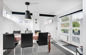 Skovbyにある3 Bedroom Amazing Home In Sydalsのダイニングルーム(木製テーブル、黒い椅子付)