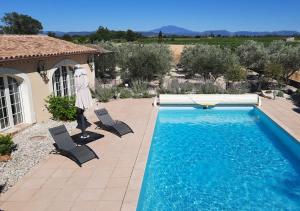 Bazén v ubytovaní Echappée en Provence Appartement Mont Mirail alebo v jeho blízkosti