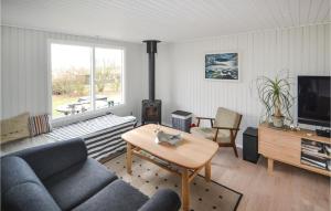 Χώρος καθιστικού στο Three-Bedroom Holiday Home In Allingabro