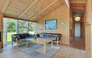 SkovbyにあるStunning Home In Sydals With 4 Bedrooms, Sauna And Wifiのリビングルーム(ソファ2台、テーブル付)