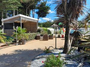 un giardino con molte piante e alberi di Camping Le Transat a Foulerot