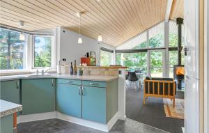 Kuhinja ili čajna kuhinja u objektu Amazing Home In Ebeltoft With Sauna