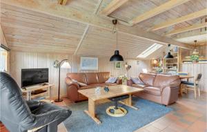 SkovbyにあるHnsehusetのリビングルーム(革製家具、木製の天井付)
