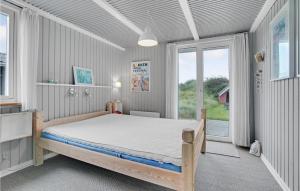 ロッケンにある3 Bedroom Beautiful Home In Lkkenのベッドルーム1室(ベッド1台、大きな窓付)