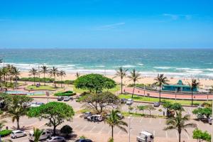 uma vista aérea de um parque de estacionamento junto à praia em Impala Holiday Flats & Apartments em Durban