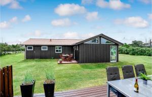 Casa con un gran patio trasero con mesa y sillas en Beautiful Home In Hjrring With Wifi, en Lønstrup