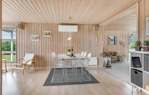 comedor con mesa y sillas en Nice Home In Hjrring With 3 Bedrooms And Wifi, en Lønstrup