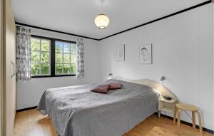 En eller flere senge i et værelse på Beautiful Home In Dannemare With 2 Bedrooms And Wifi