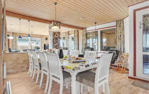 Restoran atau tempat lain untuk makan di Amazing Home In Glesborg With 5 Bedrooms, Sauna And Indoor Swimming Pool