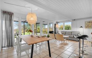 ein Wohnzimmer mit einem Tisch und einem Sofa in der Unterkunft Beautiful Home In Odder With Outdoor Swimming Pool in Odder