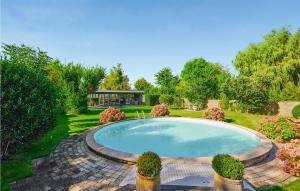 una piscina en un jardín con una casa en el fondo en Beautiful Home In Odder With Outdoor Swimming Pool, en Odder