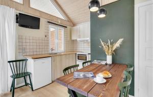Η κουζίνα ή μικρή κουζίνα στο Gorgeous Home In Tranekær With Wifi