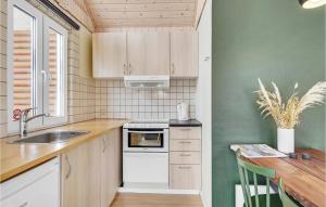 Dapur atau dapur kecil di Beautiful Home In Tranekær