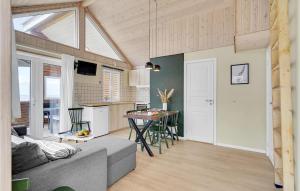Televisyen dan/atau pusat hiburan di Beautiful Home In Tranekær