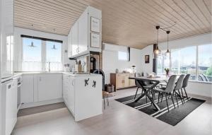 eine Küche und ein Esszimmer mit einem Tisch und Stühlen in der Unterkunft Cozy Home In Odder With Kitchen in Odder