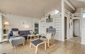 Ruang duduk di Cozy Home In Fredericia