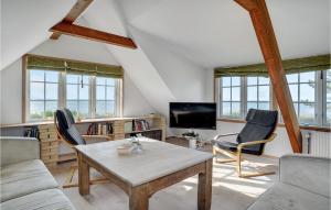 sala de estar con mesa, sillas y TV en Gorgeous Home In Slagelse With Kitchen, en Lille Kongsmark